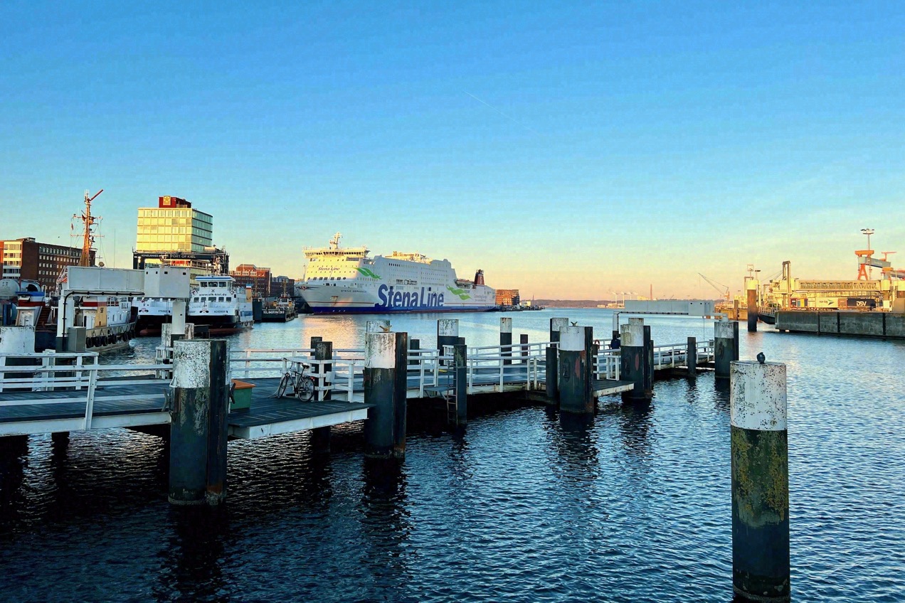 Stena-Line-Fähre im Kieler Hafen am Abend